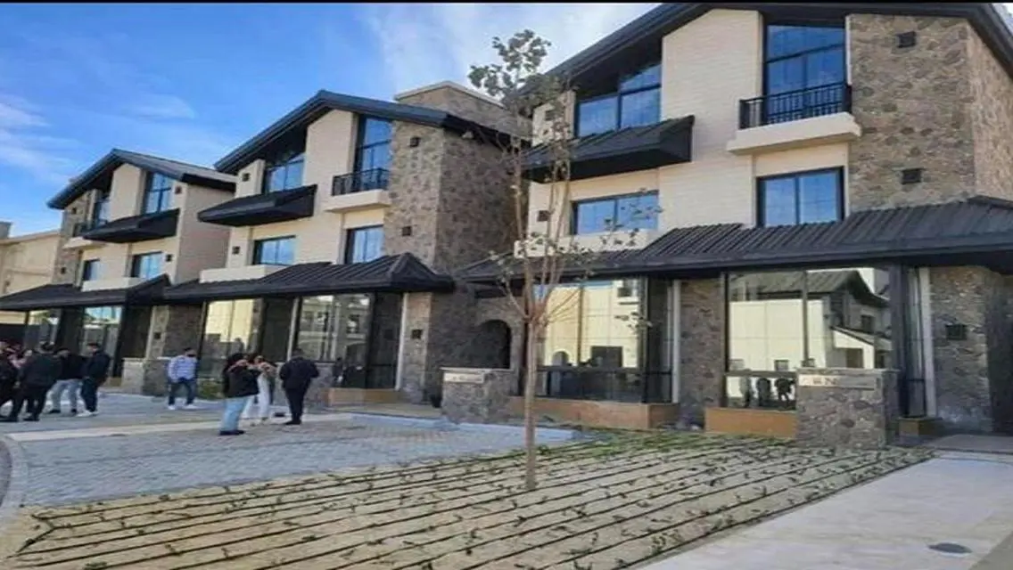 Luxury Apartment for Sale in 208-2027