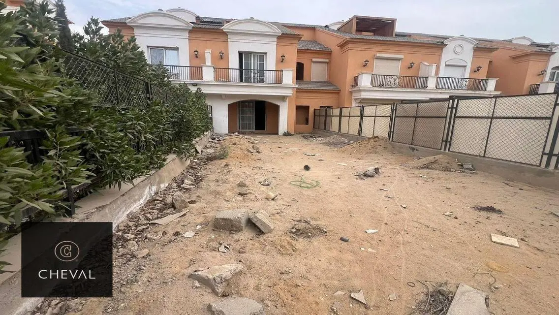 Invest in a luxurious property with private garden and balcony