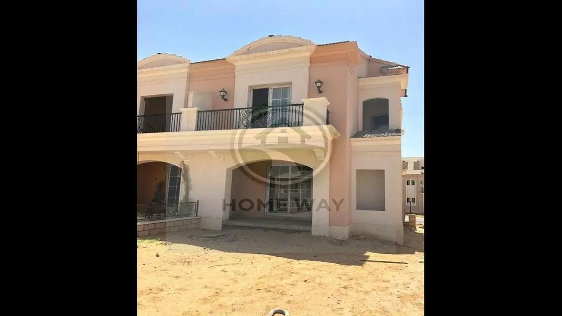 فيلا فاخرة بإطلالة على البحيرات مع حديقة خاصة