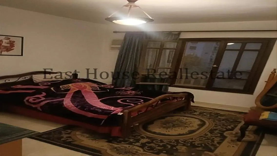 شقة فاخرة للبيع تطل على معلم رئيسي