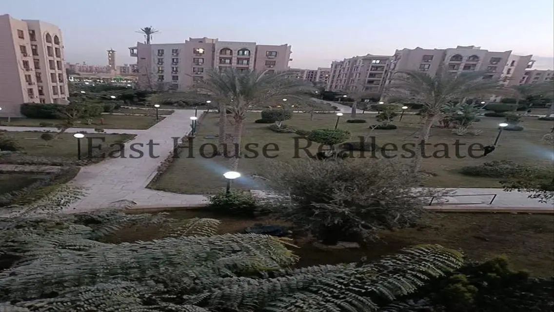 شقة فاخرة للبيع تطل على معلم رئيسي