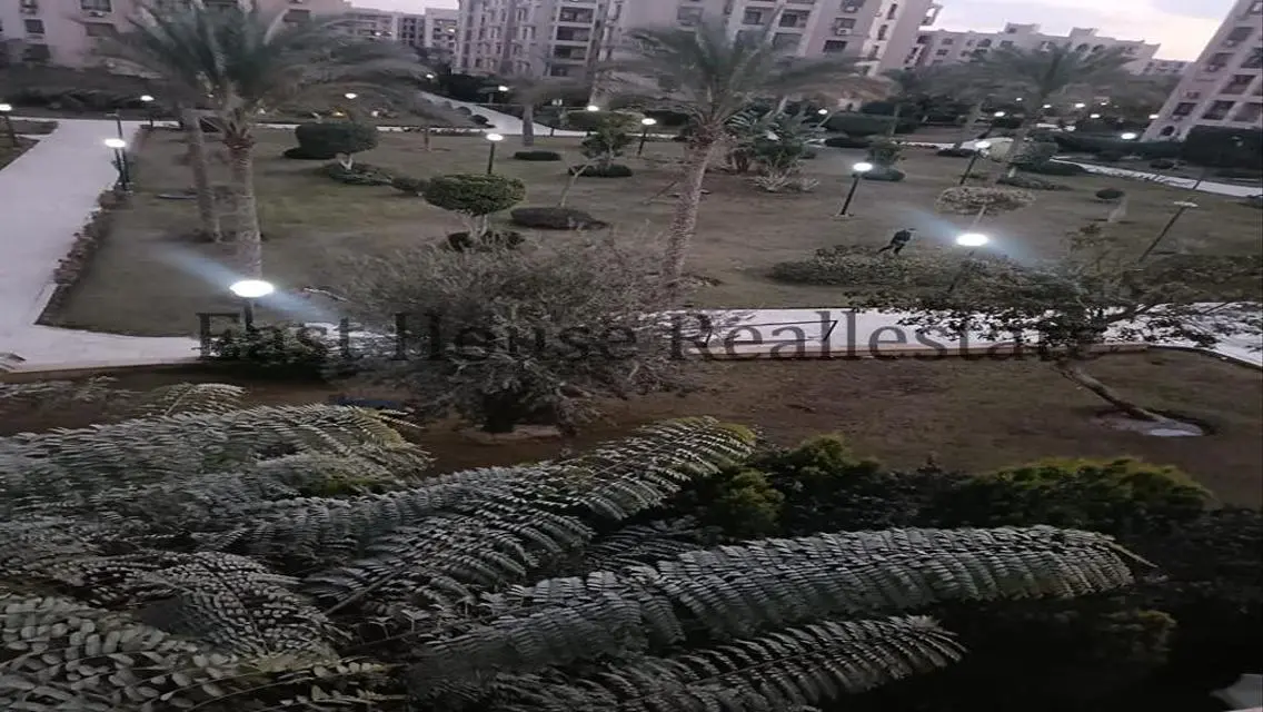 شقة فاخرة للبيع تطل على معلم رئيسي