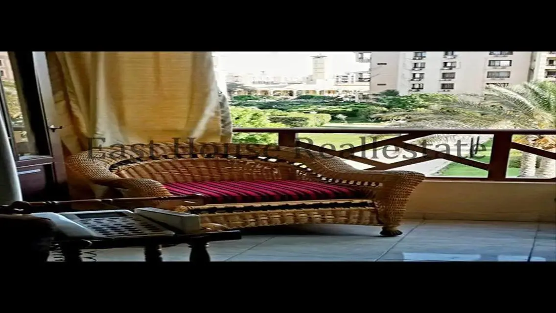 شقة فاخرة للبيع تطل على معلم رئيسي