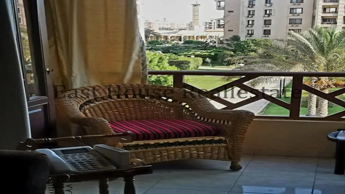 شقة فاخرة للبيع تطل على معلم رئيسي