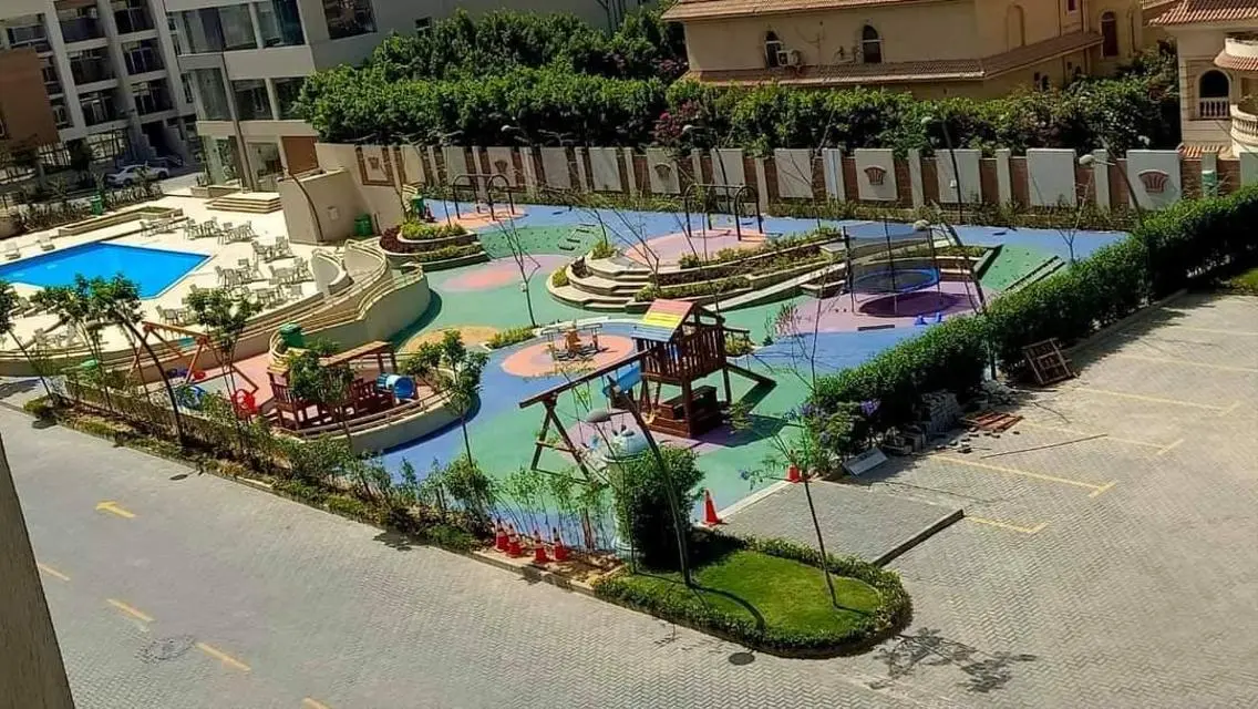 شقة فاخرة بمساحة واسعة مع حديقة خاصة