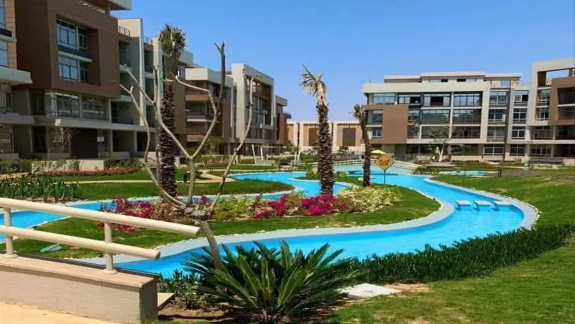 شقة فاخرة بمساحة واسعة مع حديقة خاصة