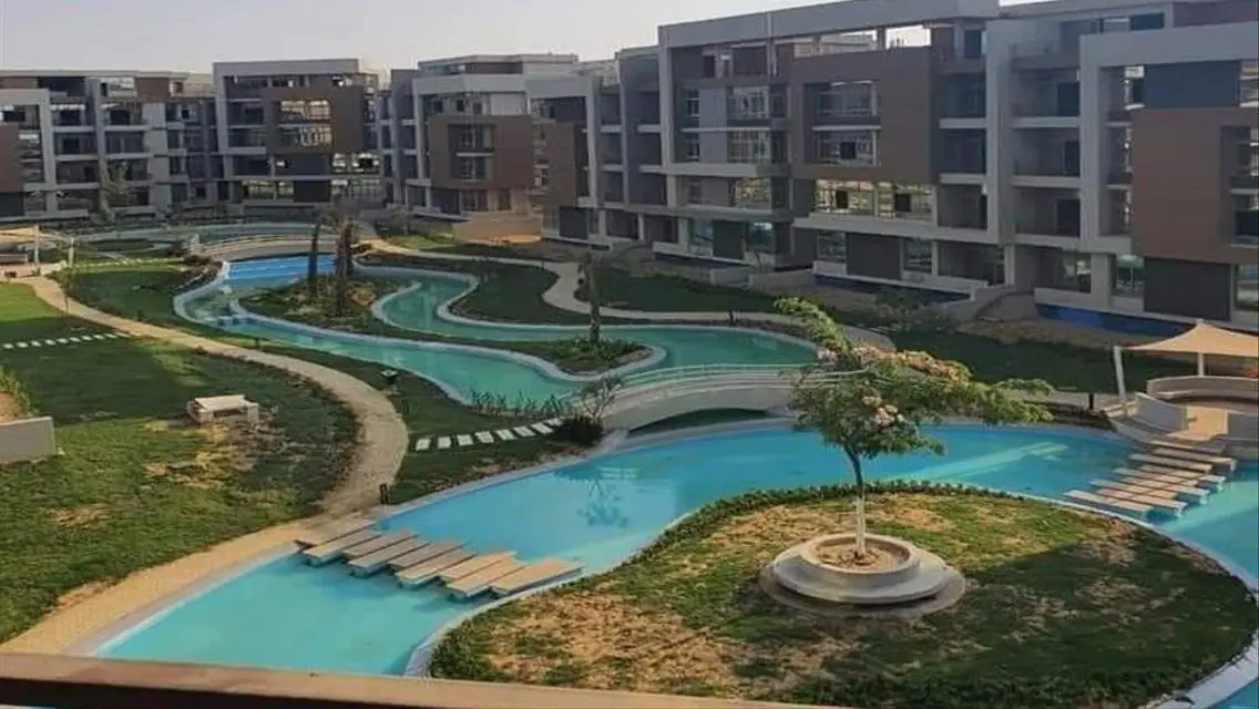 شقة فاخرة بمساحة واسعة مع حديقة خاصة