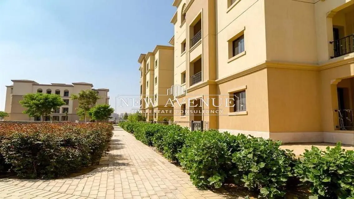 فيلا فاخرة للبيع مع حديقة خاصة