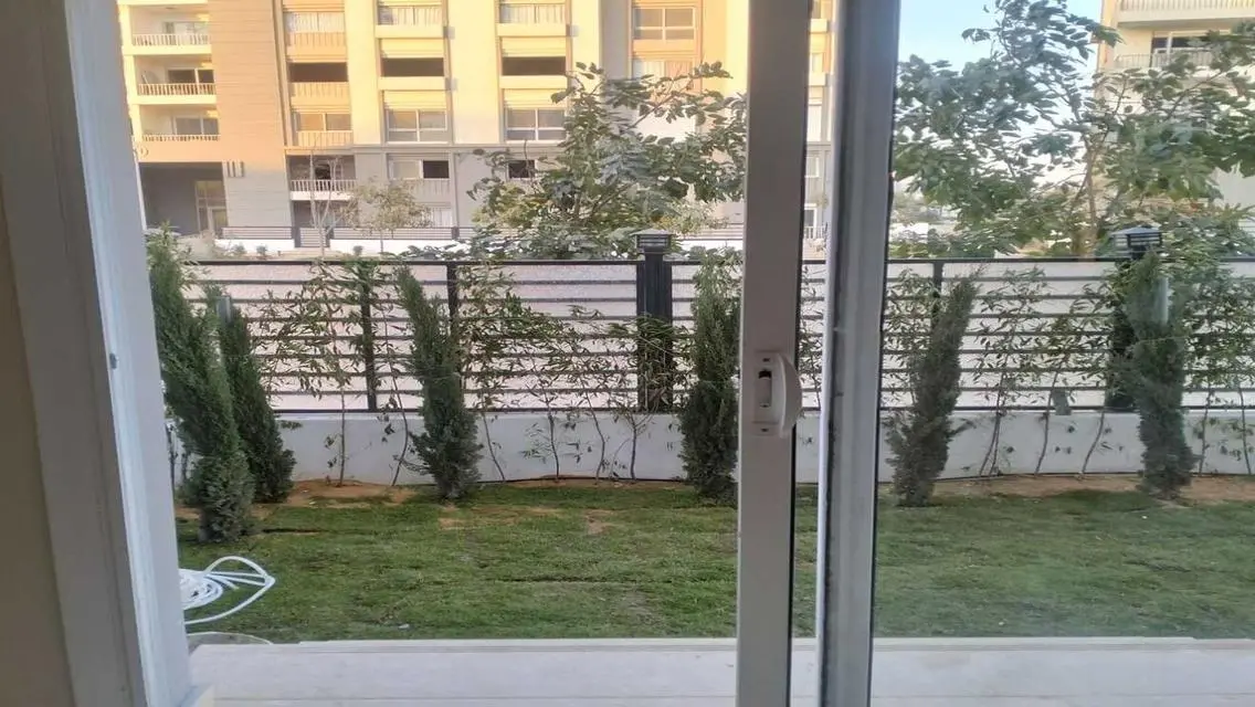 شقة فاخرة في زيد إيست مع حديقة خاصة ومسبح مشترك