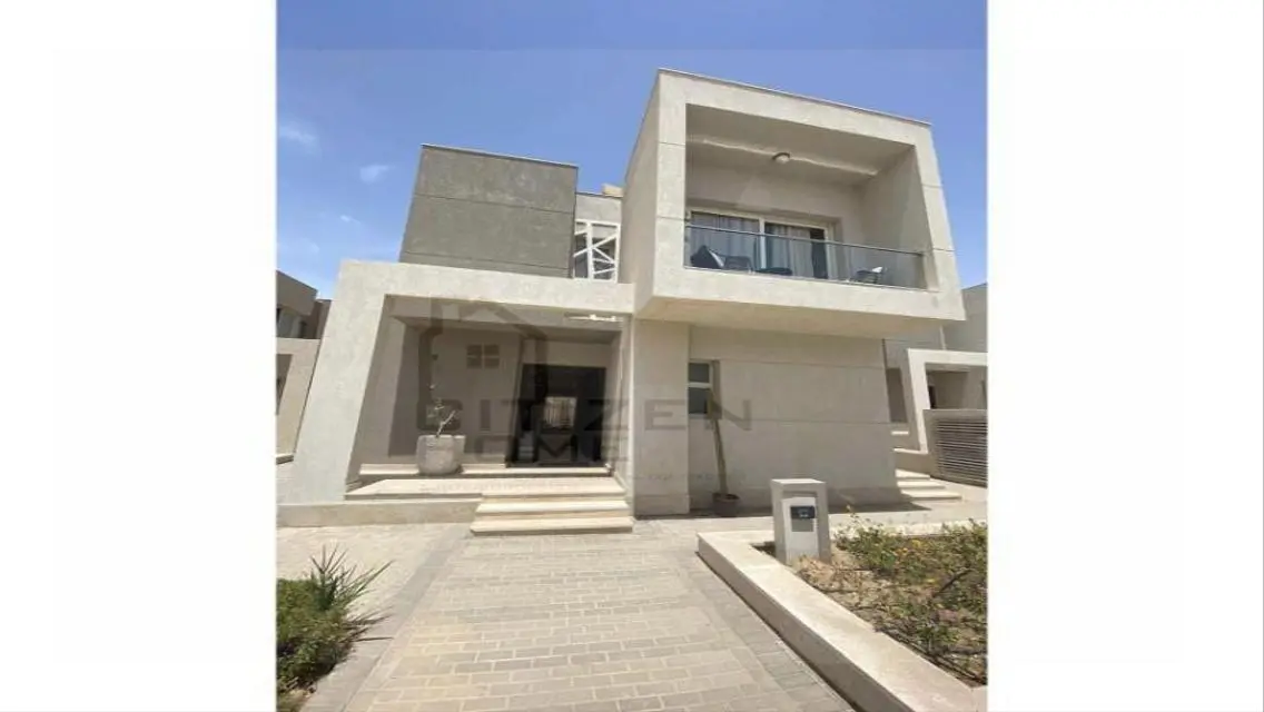منزل فخم للبيع مع حديقة خاصة ومسبح overlooking البحيرات
