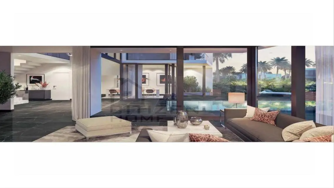 منزل فخم للبيع مع حديقة خاصة ومسبح overlooking البحيرات