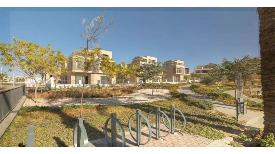 منزل فخم للبيع مع حديقة خاصة ومسبح overlooking البحيرات