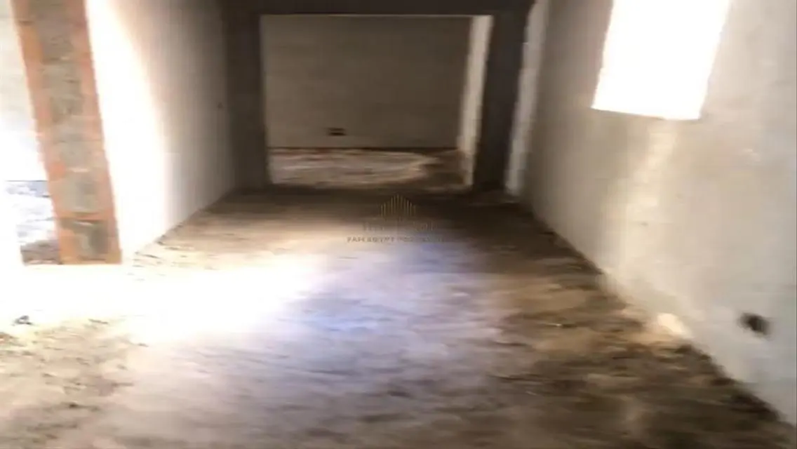 شقة مطلة على بحيرة للبيع