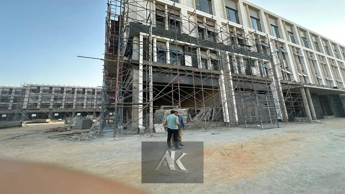 عقار فاخر بمساحة 860 متر مع جميع المرافق
