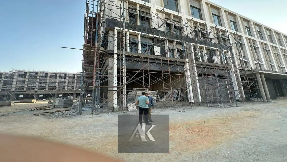 عقار فاخر بمساحة 860 متر مع جميع المرافق