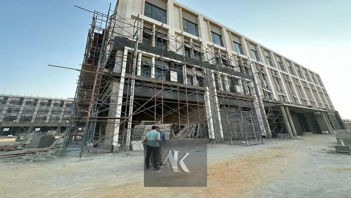 عقار فاخر بمساحة 860 متر مع جميع المرافق