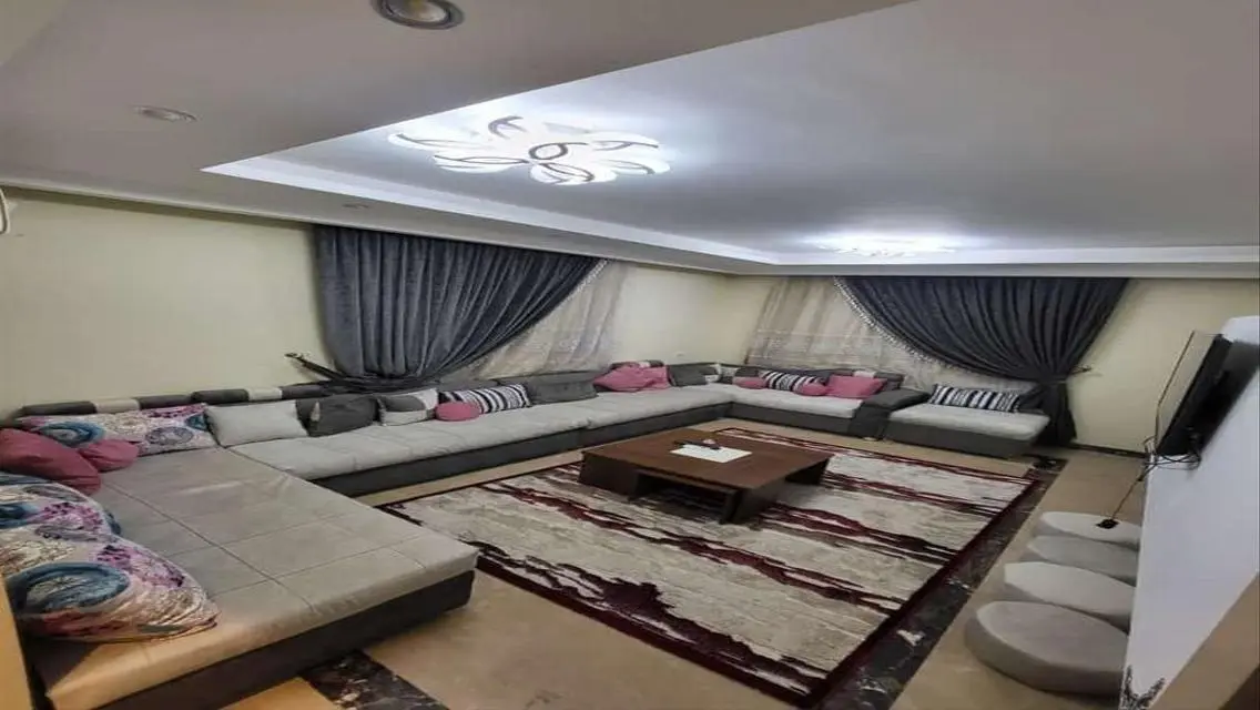 فيلا فاخرة للبيع بمساحة واسعة وإطلالات خلابة