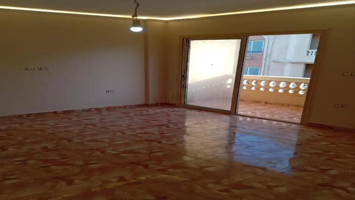 شقة حديثة في هايد بارك مع شرفة