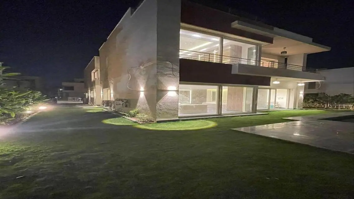 فيلا فاخرة للبيع بحمام سباحة خاص وحديقة