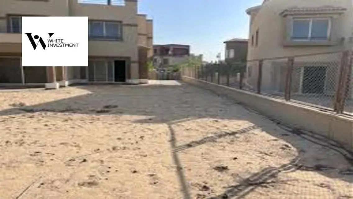 فيلا فاخرة مع حديقة خاصة ومسبح مشترك للبيع