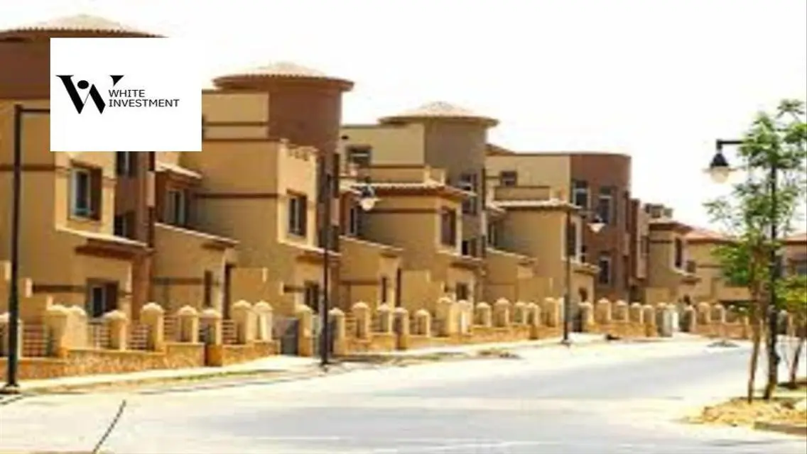 فيلا فاخرة مع حديقة خاصة ومسبح مشترك للبيع