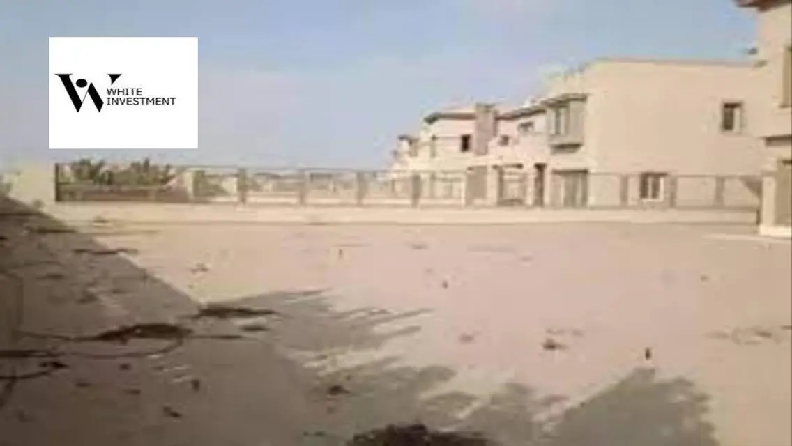 فيلا فاخرة مع حديقة خاصة ومسبح مشترك للبيع