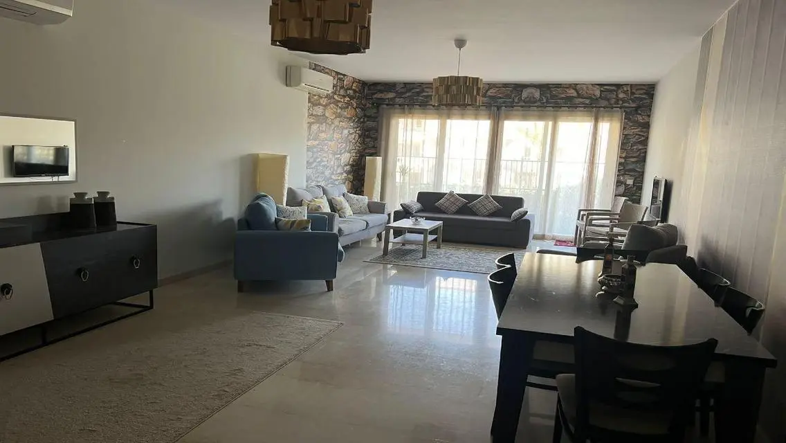 فيلا فاخرة بمساحة كبيرة للبيع بسعر مغري