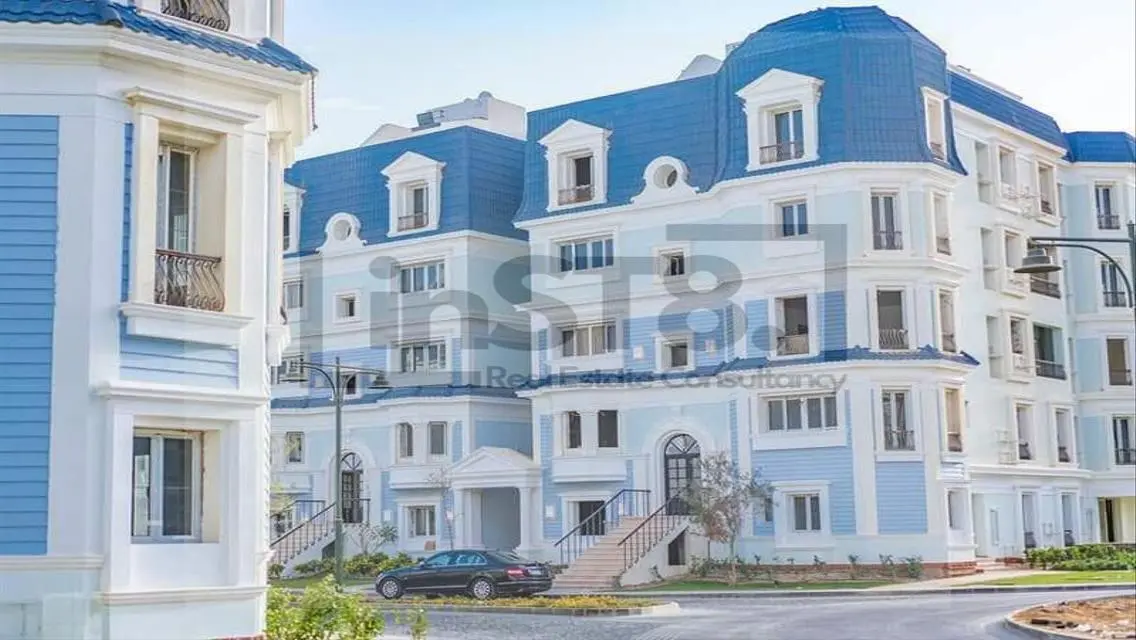 فيلا فاخرة للبيع مع حديقة ومسبح خاص