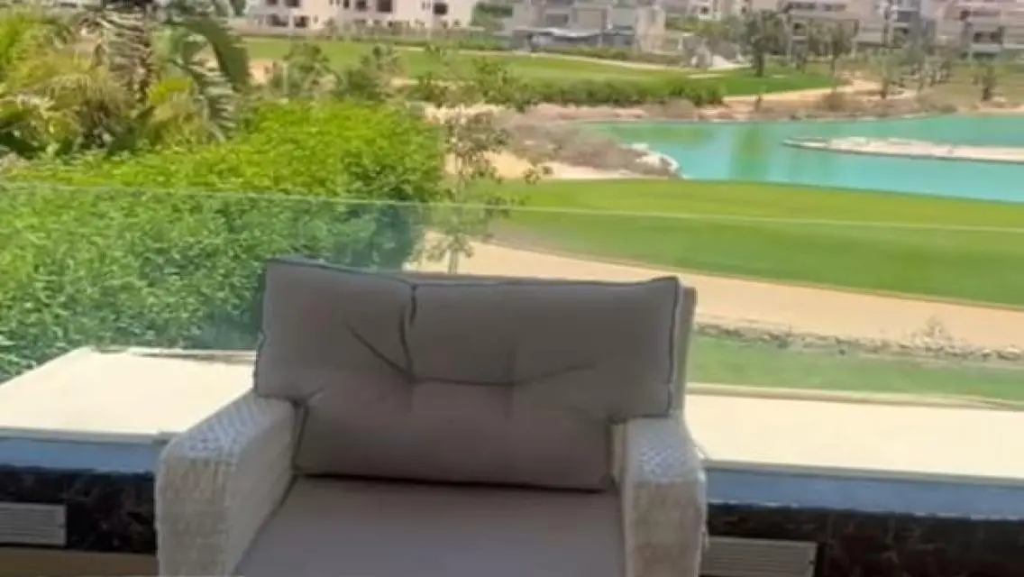 Luxury Apartment Overlooking Lakes