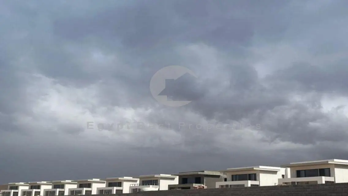 فيلا فاخرة للبيع بمسبح خاص وإطلالة رائعة