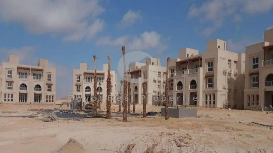 فيلا فاخرة للبيع بمسبح خاص وإطلالة رائعة