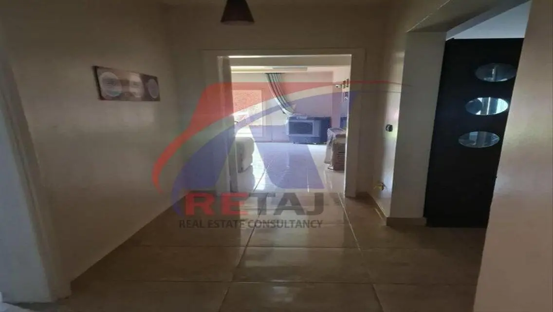 شقة فاخرة بـ 3 غرف نوم مع شرفة وحديقة خاصة
