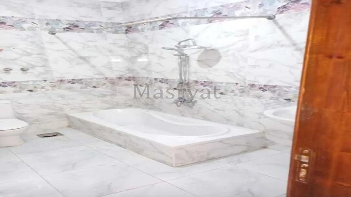 شقة رائعة للإيجار - 6 غرف ومرافق ممتازة