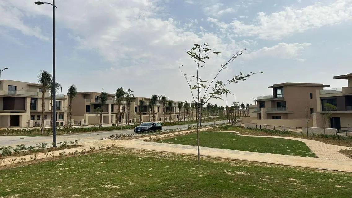 فيلا فاخرة بمسبح خاص وحديقة خاصة للإيجار