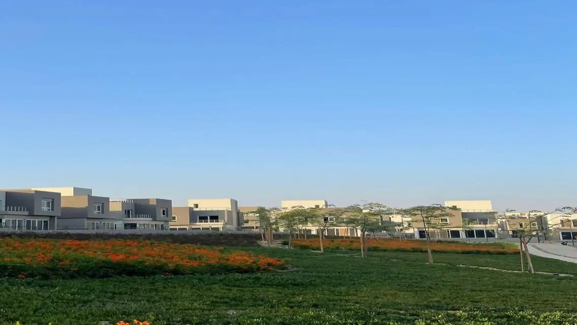 فيلا فاخرة مع حديقة ومسبح خاص للبيع