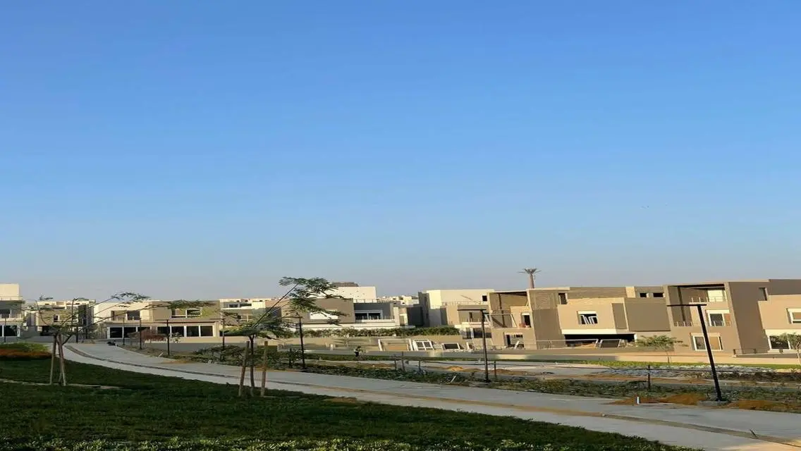 فيلا فاخرة مع حديقة ومسبح خاص للبيع