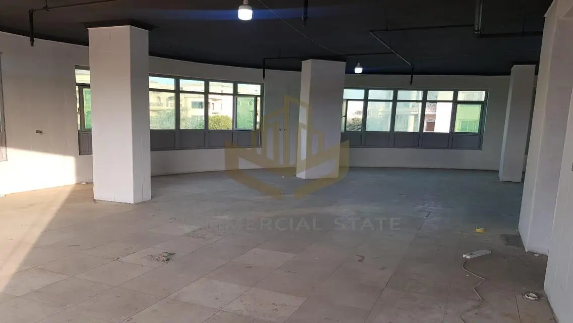 مساحة تجارية رائعة للبيع في الدولة 8
