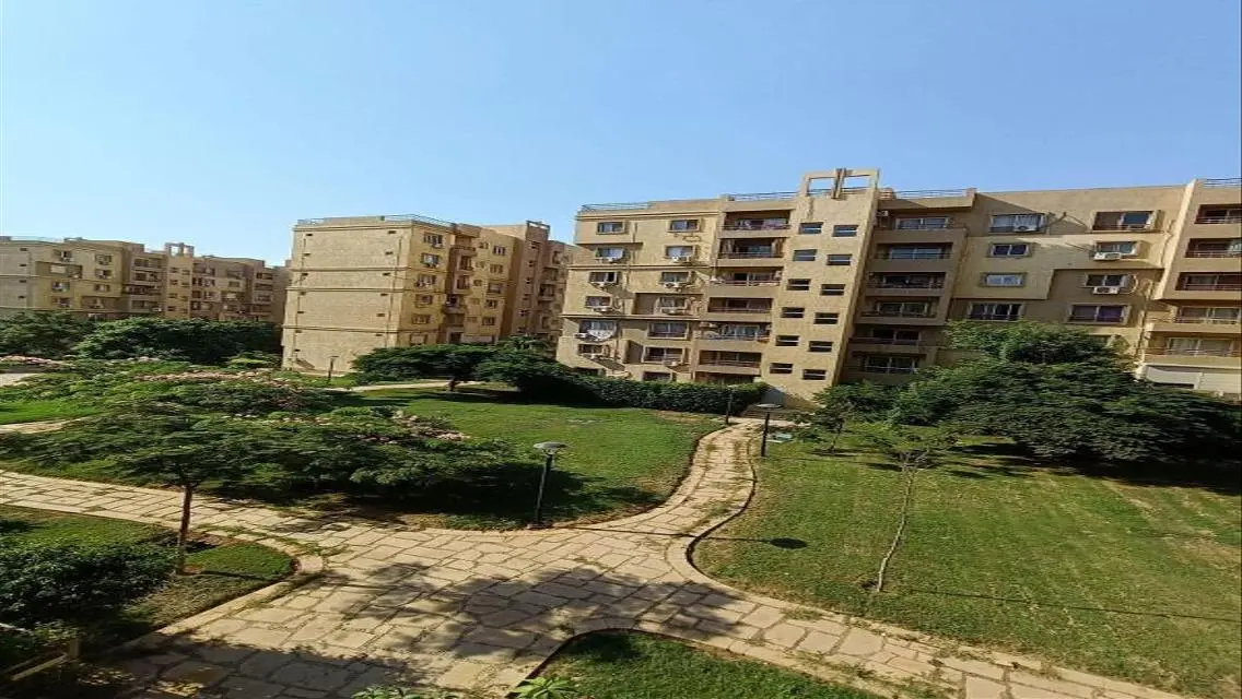 شقة مع شرفة وحارس أمن