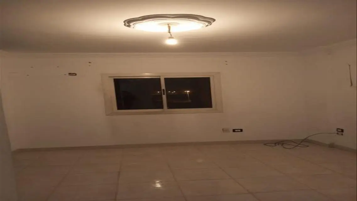 شقة مع شرفة وحارس أمن