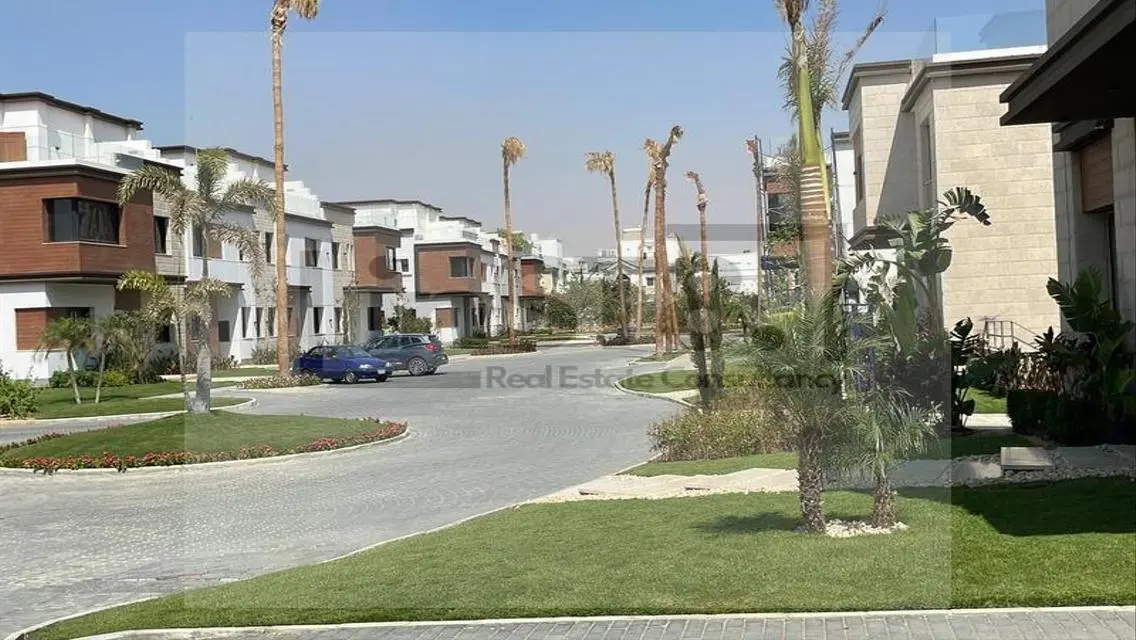 عقار فخم مع مسبح خاص وإطلالات رائعة