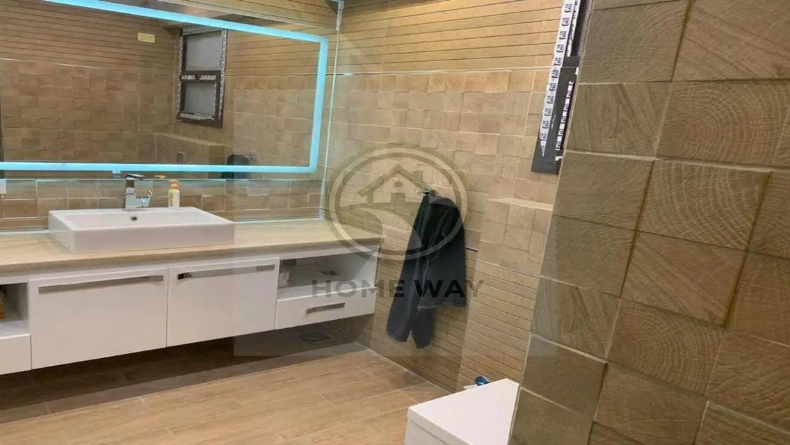 شقة مميزة للبيع بحي هادئ
