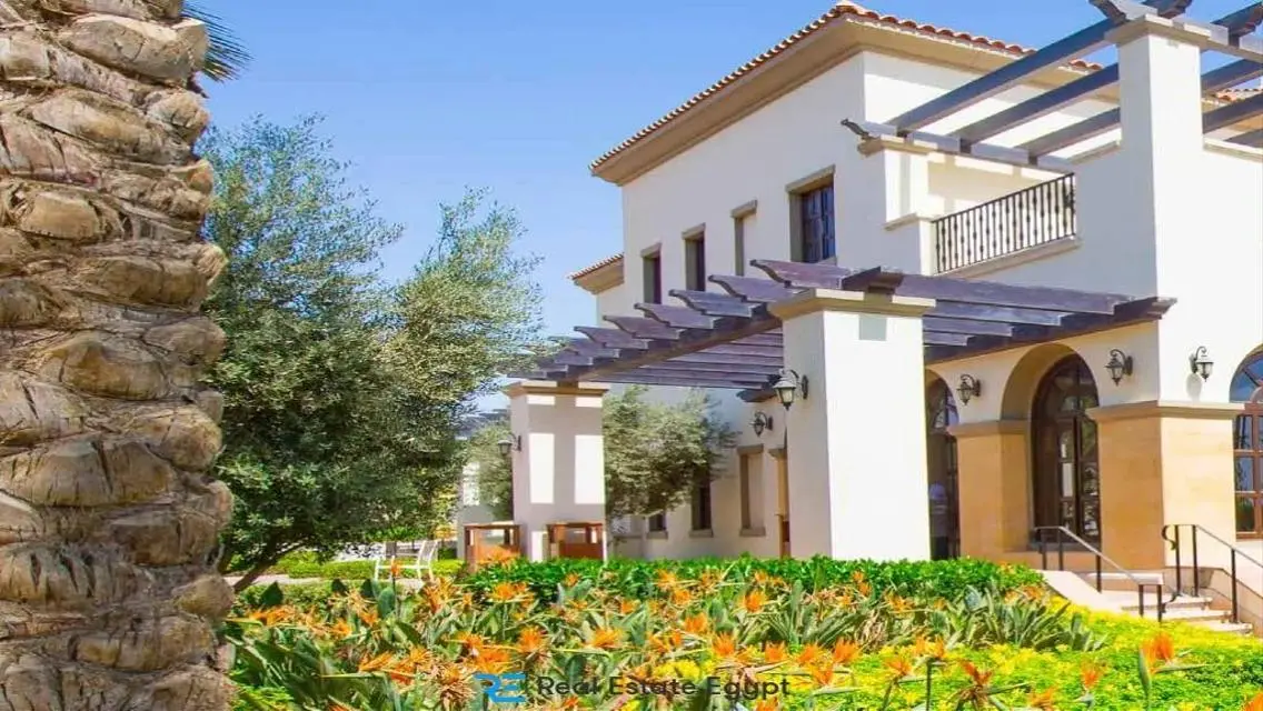 Luxury Apartment with Private Garden and Pool