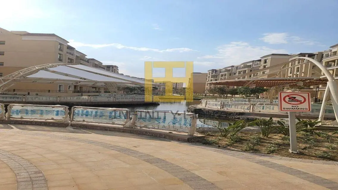 شقة فاخرة للبيع بمساحة واسعة مع جميع المرافق