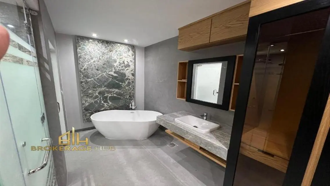 Luxury Apartment for Sale Overlooking Lakes