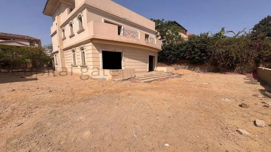 فيلا فاخرة بمساحة 550 متر للبيع في موقع مميز