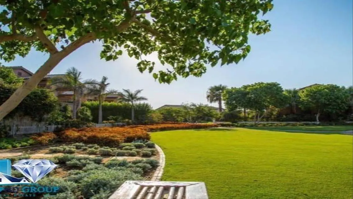 فيلا رائعة بخدمات متعددة للبيع بسعر مغري
