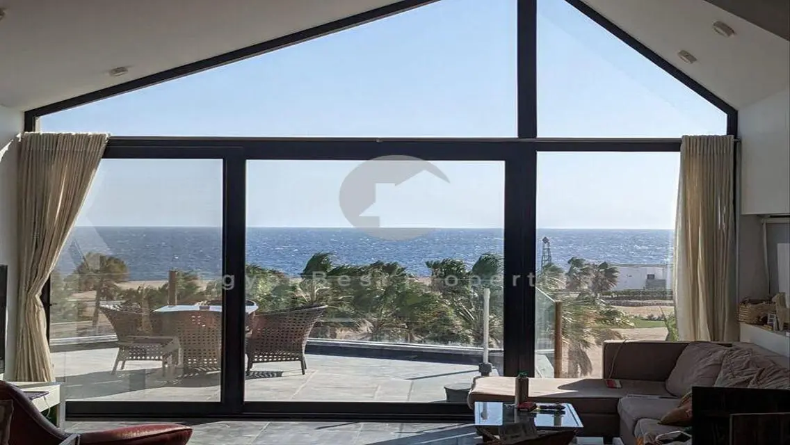 فيلا 10 غرف مطلة على بحيرات في موقع متميز