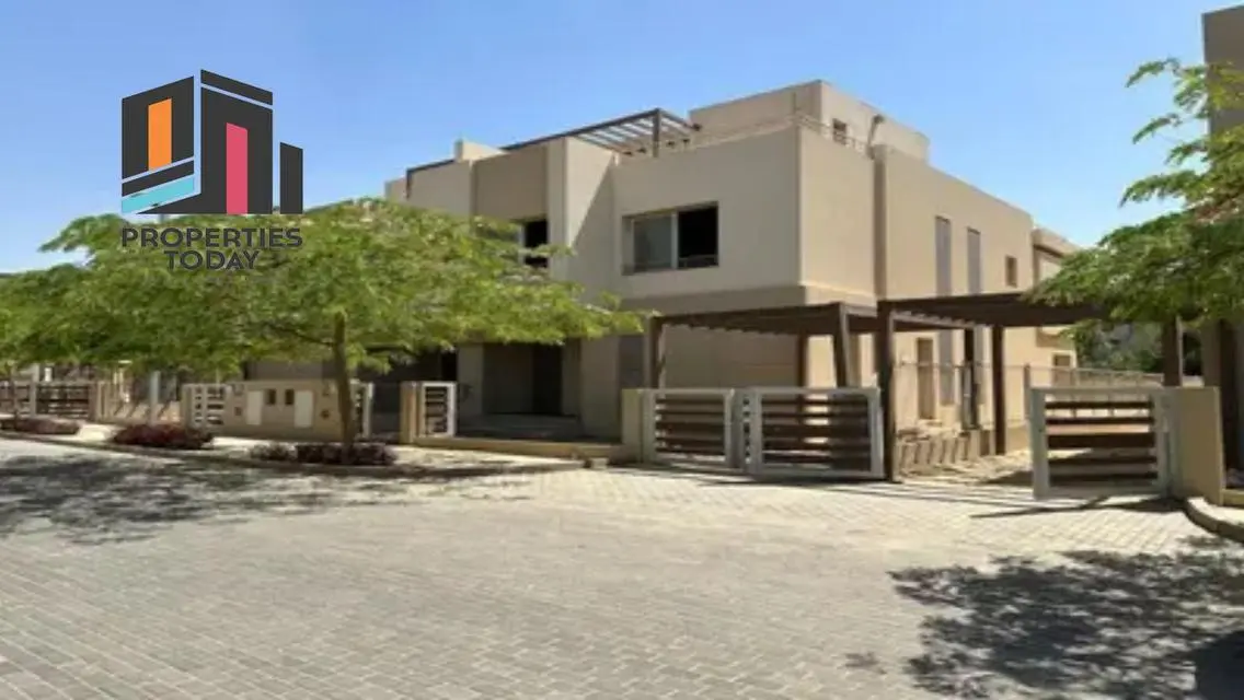 فيلا فاخرة للبيع بمساحة متر مع حديقة خاصة