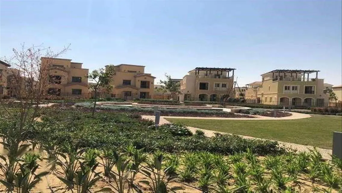 شقة فاخرة 3 غرف نوم للبيع مع شرفة وحديقة خاصة