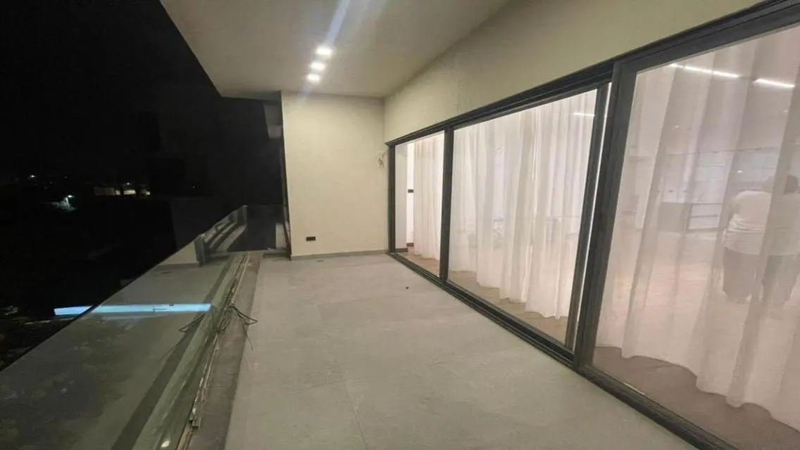 شقة مميزة للبيع بمساحة واسعة ووسائل راحة متعددة